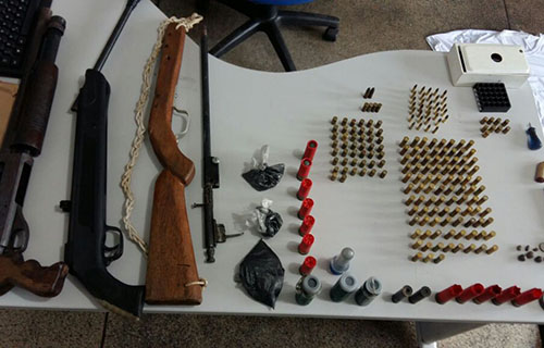 capa mercenarios armas 