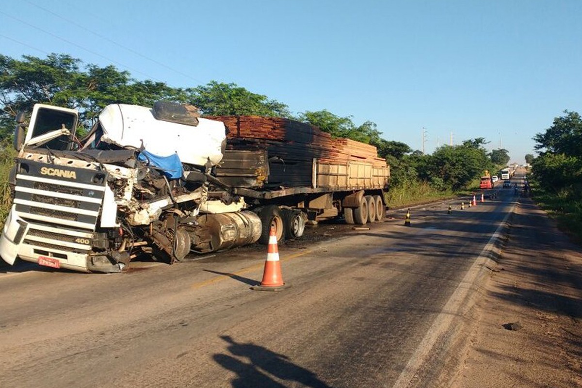 Carreta acidente