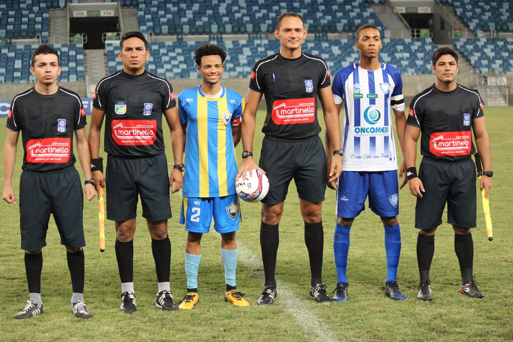 Quarteto de arbitragem e capit�es dos dois times