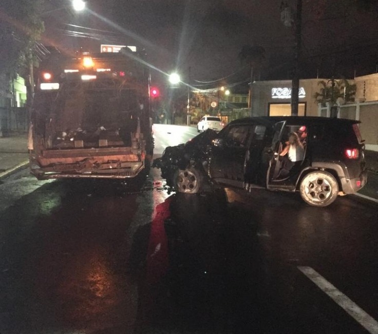 Acidente Jeep atropela gari