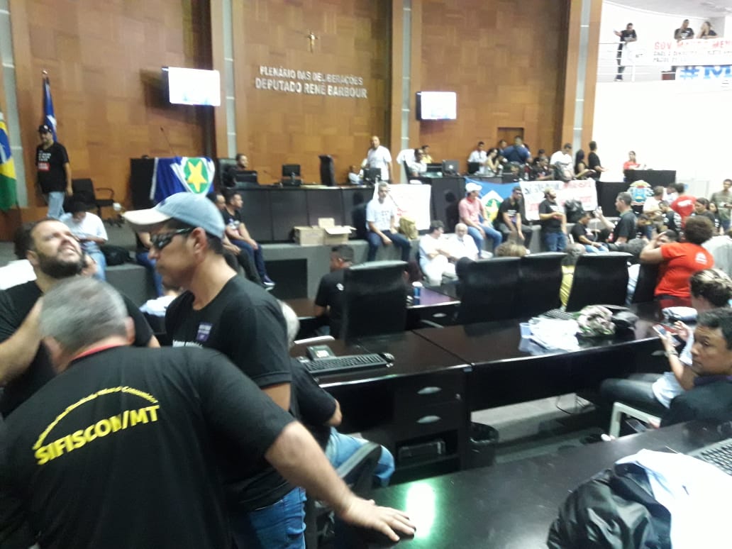 Servidores ocupam espaço da Mesa Diretora e cadeiras do plenário para impedir votação de projetos na AL