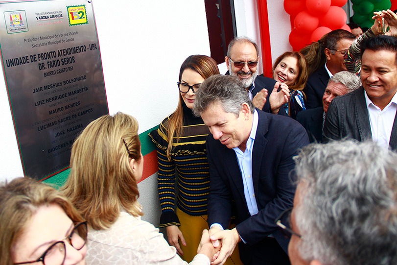 Prefeito Mauro Mendes cumprimenta prefeita Lucimar Campos durante inaugura&iuml;&iquest;&frac12;&iuml;&iquest;&frac12;o de UPA