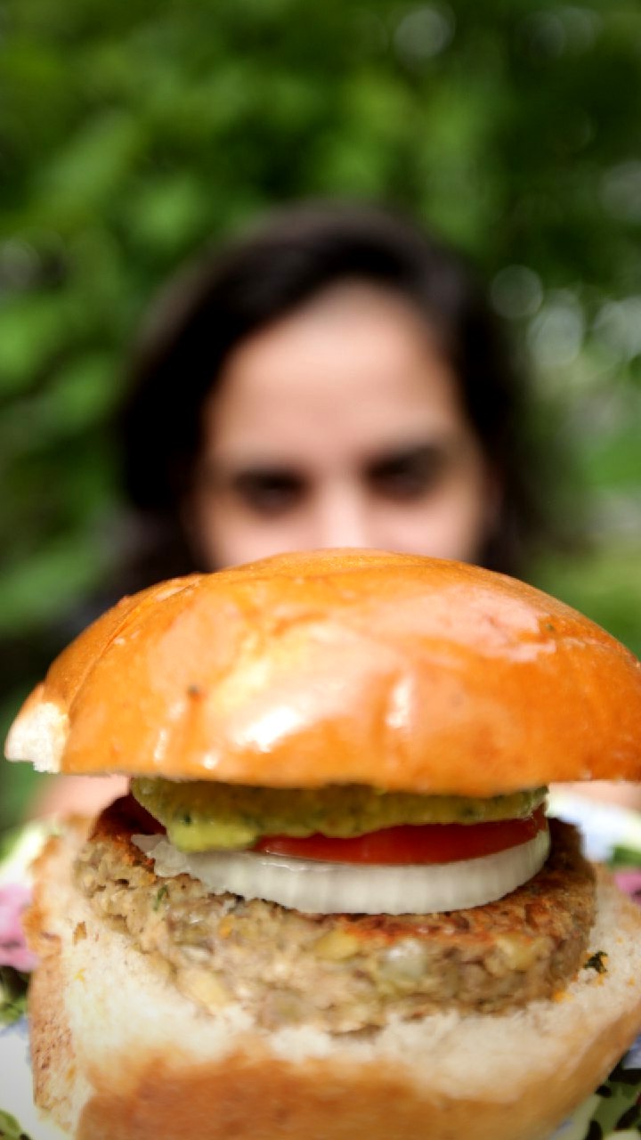 Lanche tem ainda queijo de castanhas, salada e uma maionese de abacate