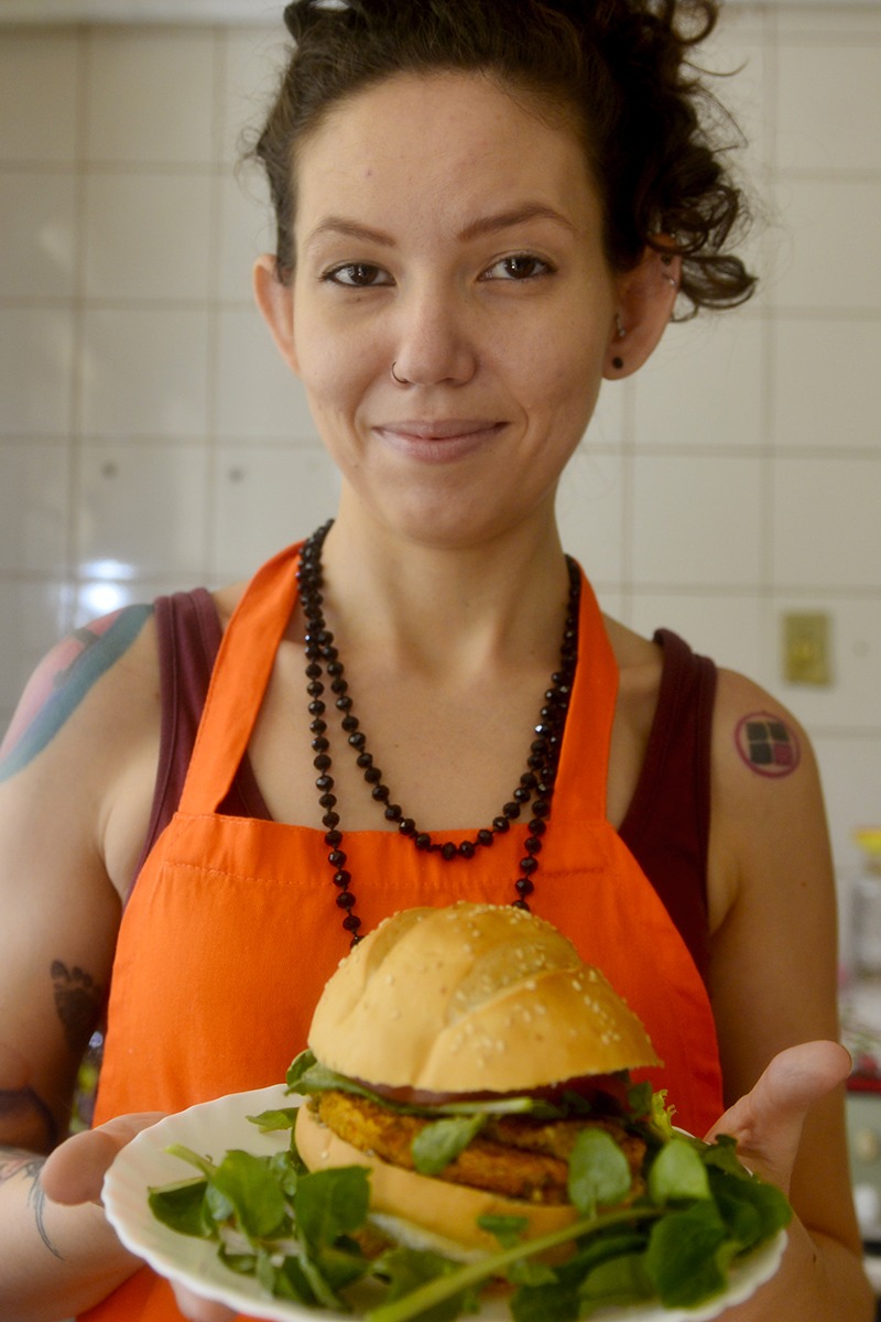 Hambúrguer com grão de bico e lentilha, que deu origem ao baguncinha vegano