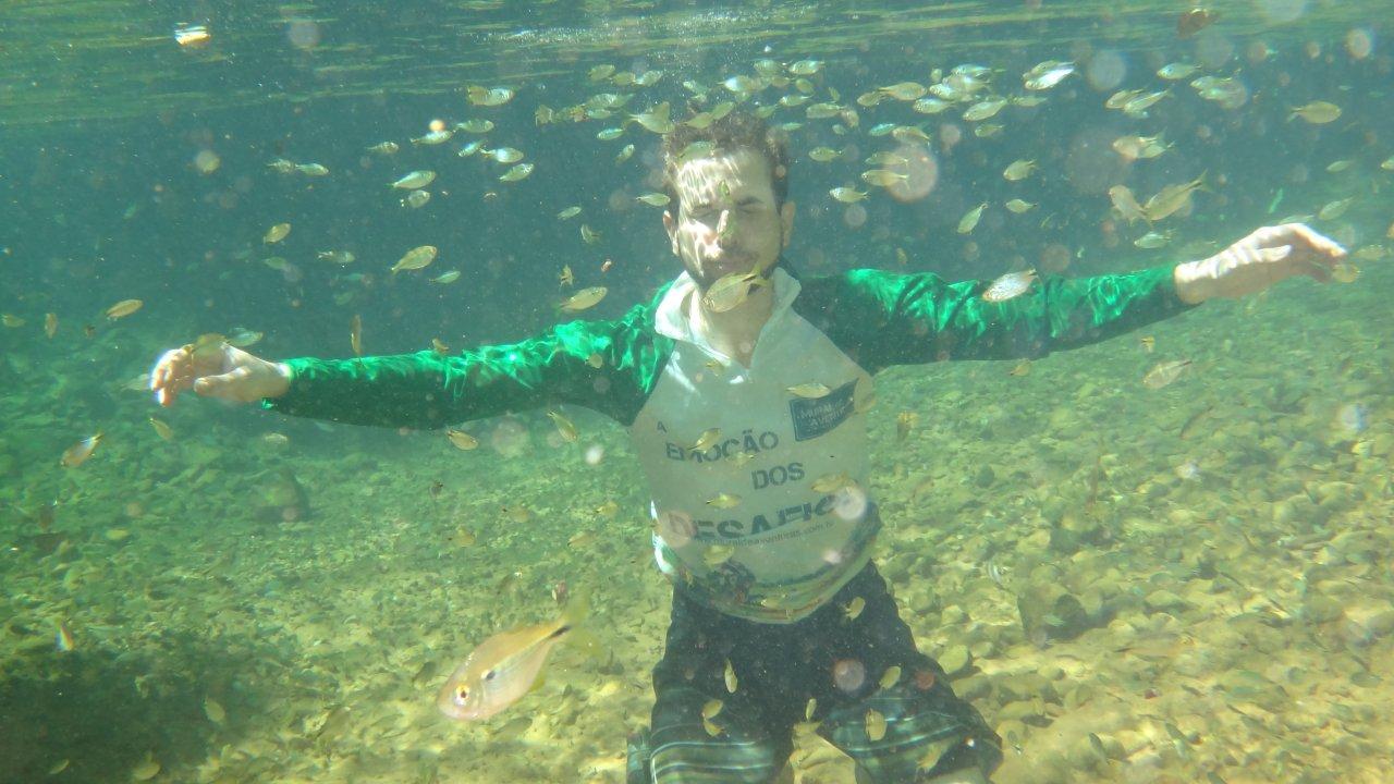 Mergulo dura em m&iuml;&iquest;&frac12;dia meia hora e banho permite desvio de troncos, pedras e contato com peixes