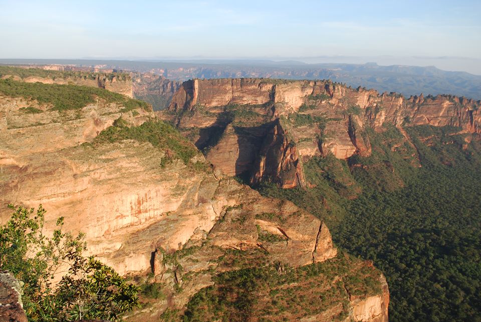 Na Cidade de Pedras s&iuml;&iquest;&frac12;o 350 metros de desn&iuml;&iquest;&frac12;vel, que com forma&iuml;&iquest;&frac12;es rochosas esculpidas pelo vento e tempestades