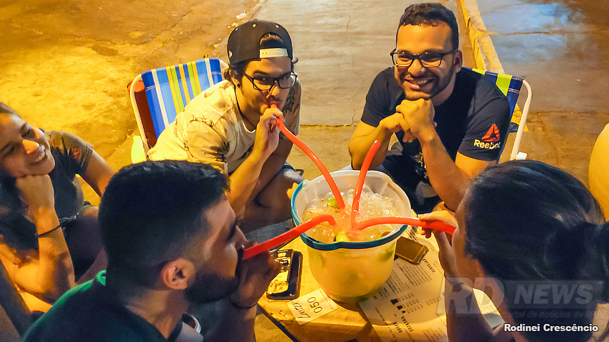 Amigos dividem bebida com canud&iuml;&iquest;&frac12;es e se divertem