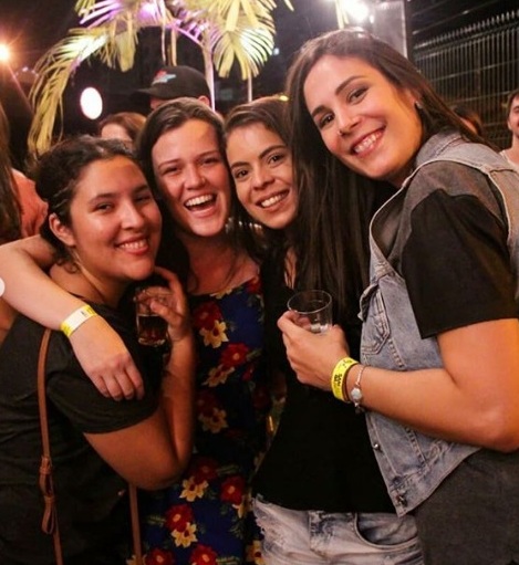 Gente de todas as idades sai de casa para ouvir som ao vivo