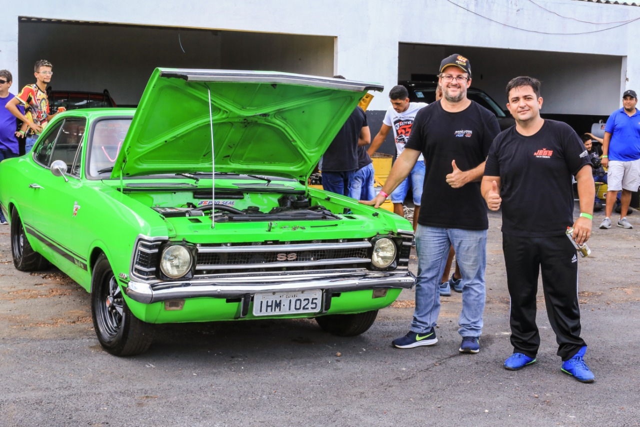 Amigos e fam&iuml;&iquest;&frac12;lias se reunem para mostrar amor por carro e velocidade