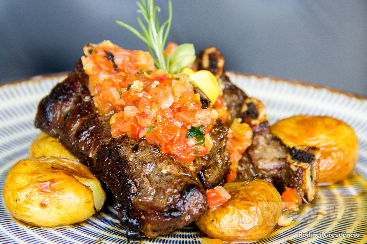 A costela angus em tiras acompanhada de batatas r&iuml;&iquest;&frac12;sticas, vinagrete e arroz branco