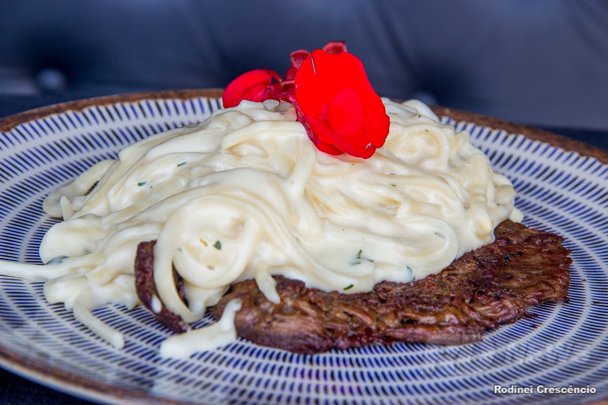 Paillard de fil&iuml;&iquest;&frac12; com fettuccine alfredo &iuml;&iquest;&frac12; delicado e servido com flores