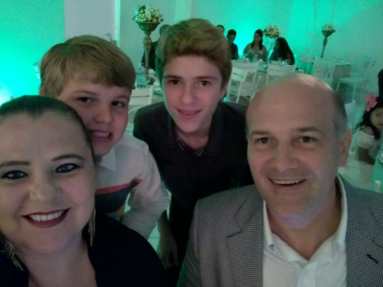 Fam�lia de Davi se re�ne em foto e sorri feliz em momento feliz