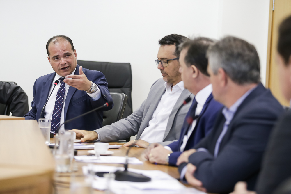 Presidente da OAB-MT durante reuni�o com membros da Comiss�o de Constitui��o, Justi�a e Reda��o