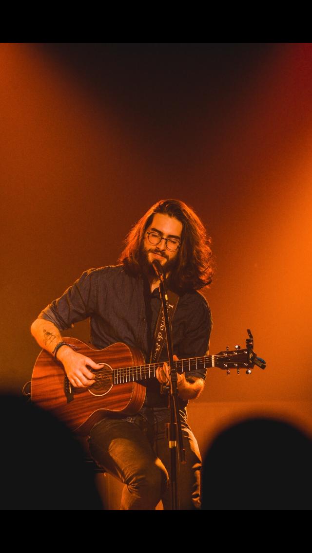 João é coloroso no palco e tem influências diversas entre poetas, músicos da mpb e música pop