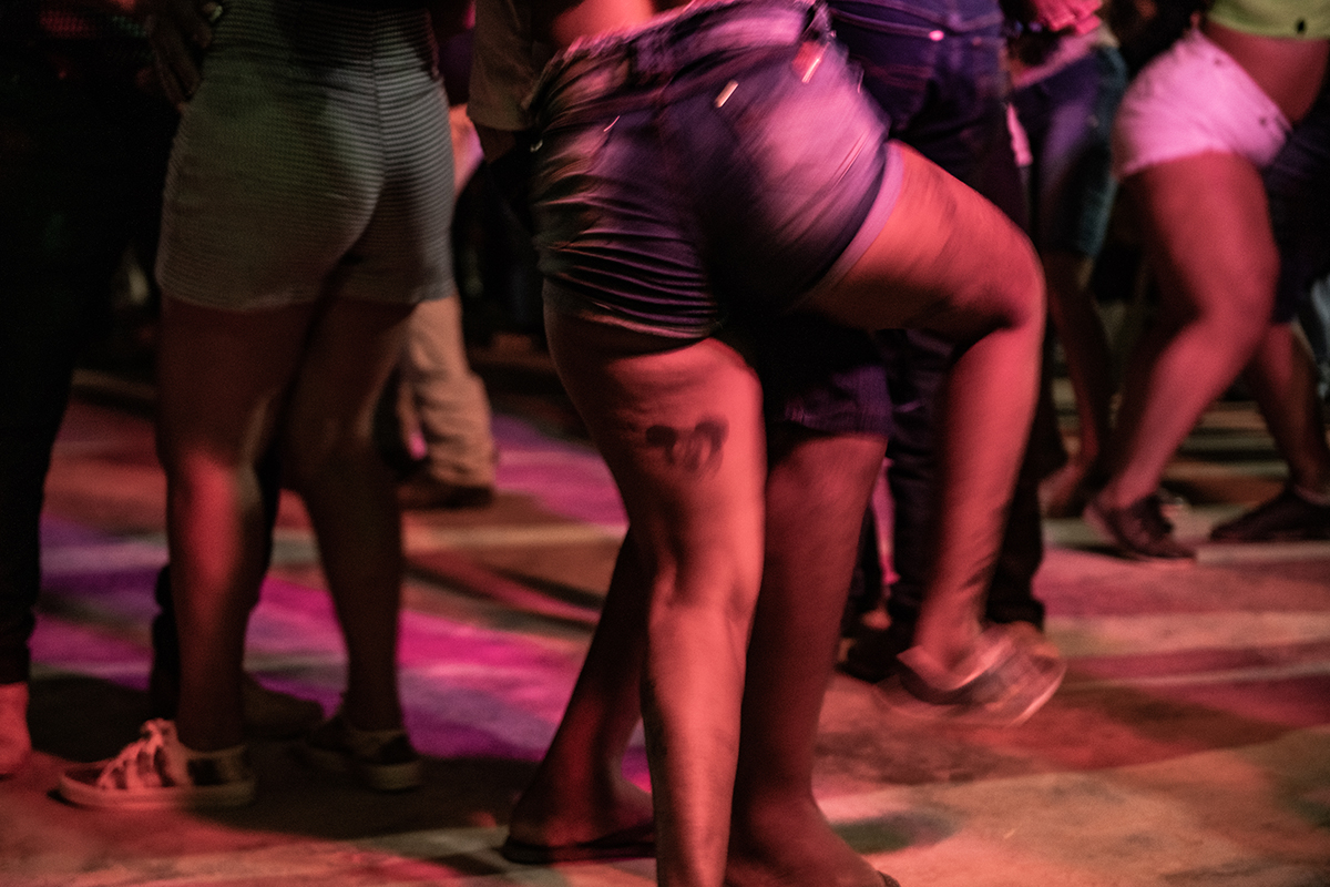 Pernas das mulheres são erguidas durante as batidas das músicas