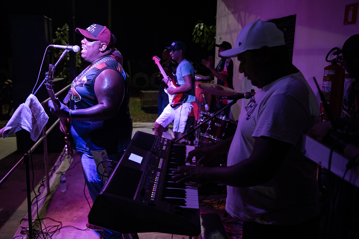 Bandas animam bailes que seguem durante toda a madrugada