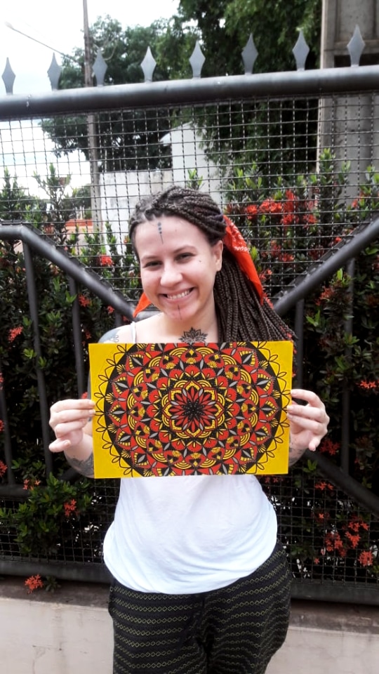 Vanessa se sente realizada em trabalhar com mandalas e cria muitos desenhos