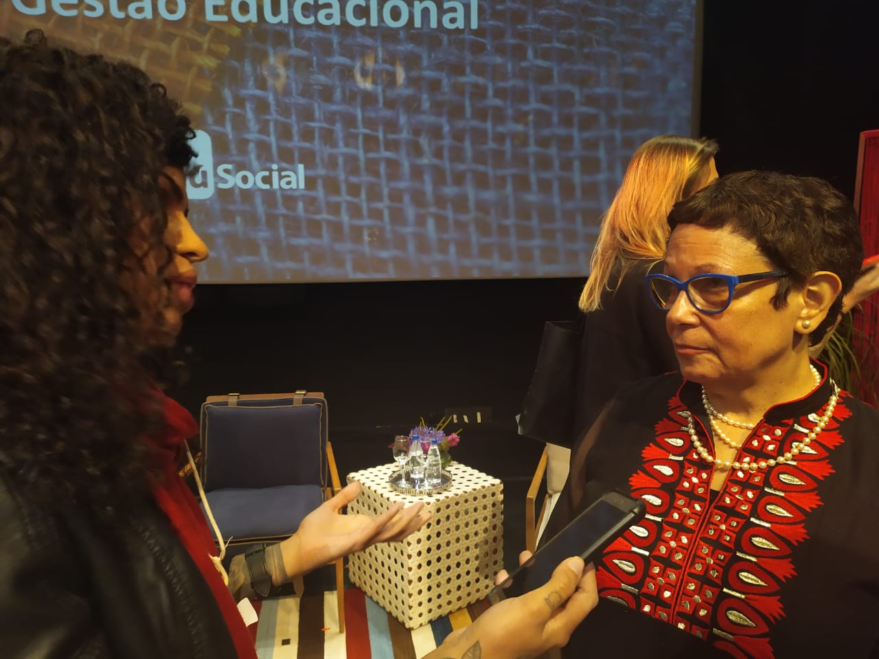 Adele Diamond em entrevista a reporter Mirella Duarte diz suas impress&otilde;es sobre educa&ccedil;&atilde;o no Brasil