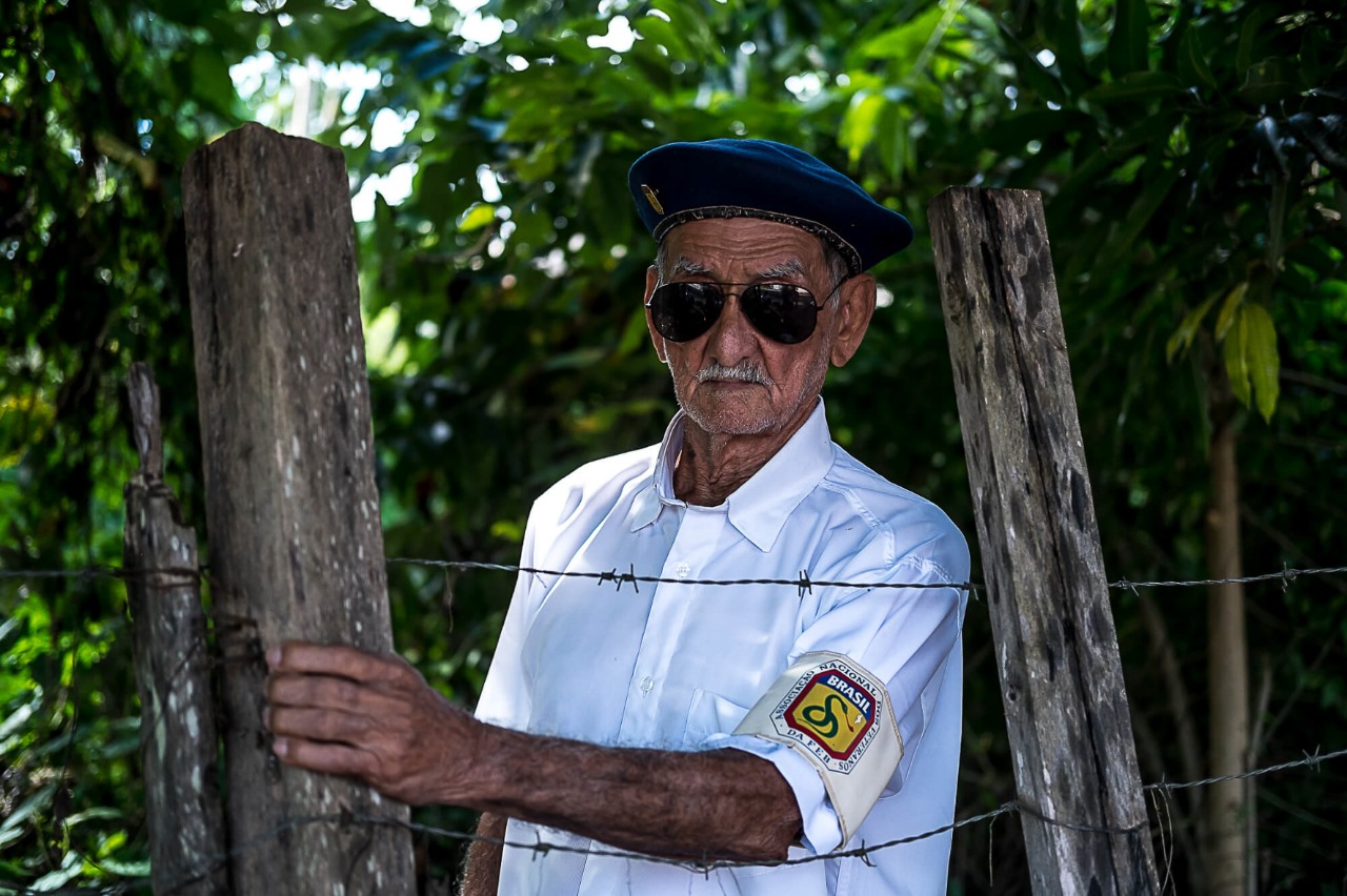 Ele, que &eacute; morador de Ros&aacute;rio Oeste, conta com orgulho parte do que viveu e, ap&oacute;s diversas homenagens feita pelo governo, Ex&eacute;rcito e outras institui&ccedil;&otilde;es, tamb&eacute;m &eacute; uma das lontras brilhantes do projeto Expedi&ccedil;&atilde;o 300