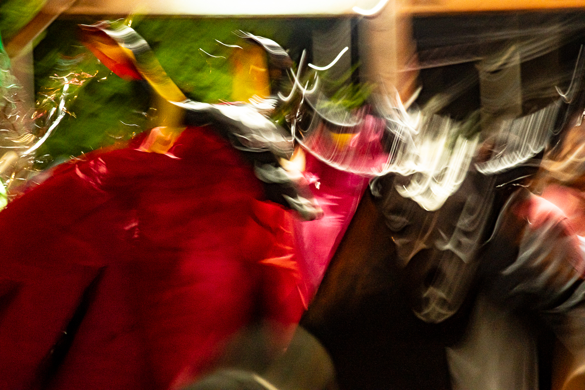 Cores e formatos se misturam as multid&otilde;es que assistem o desfile pelas ruas