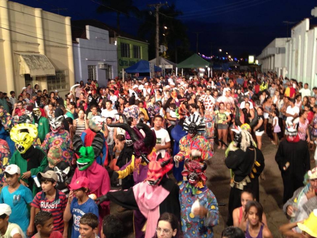 Guiratinga segue com tradi&ccedil;&atilde;o de mais de 70 anos de mascarados pelas ruas