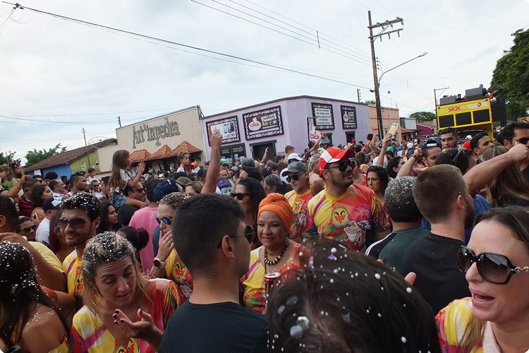 Em Chapada, os bloquinhos desfilam livremente nas ruas e o p&uacute;blico anima festa