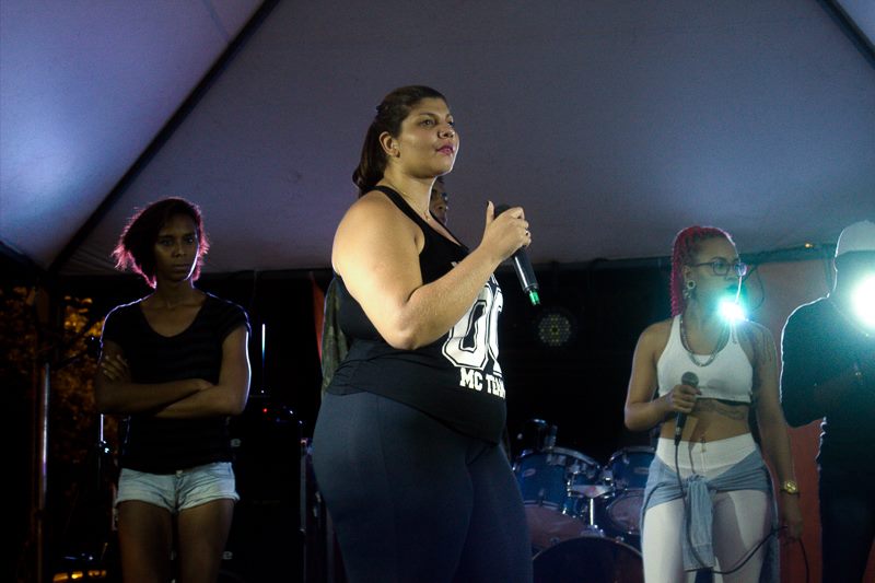 Falando das pr&oacute;prias experi&ecirc;ncias, ela narra partes da hist&oacute;ria e d&aacute; voz as mulheres perif&eacute;ricas