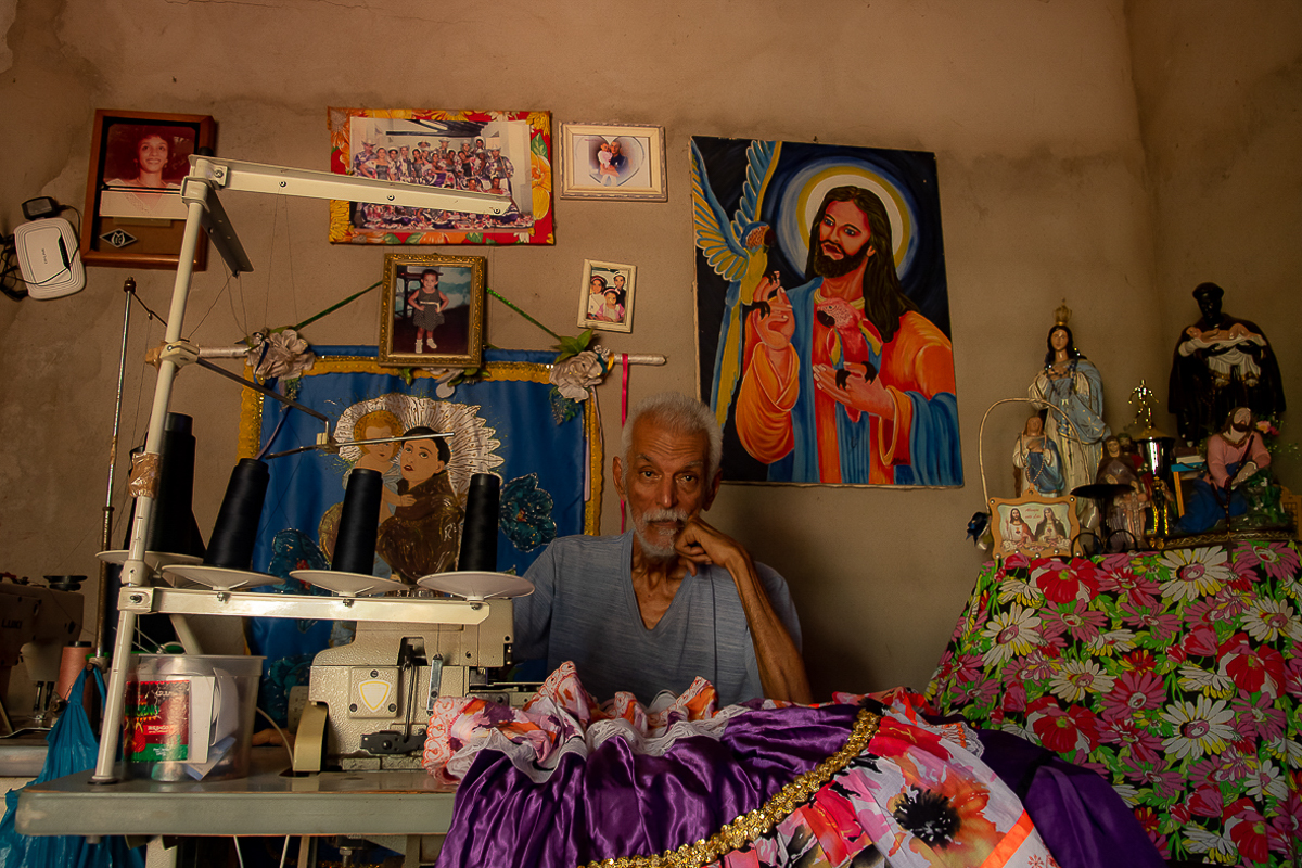 Ateli&ecirc; &eacute; mistura de cores e criatividade para Z&eacute; de Paula, costureiro h&aacute; 45 anos