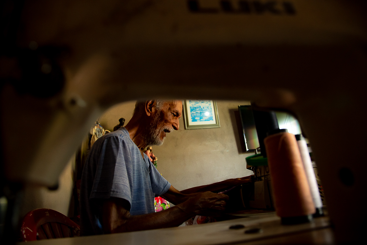 Detalhes antigamente eram feitos pouco a pouco, sejam as costuras, bordados, babados, diferente dos que j&aacute; chegam prontos hoje em dia