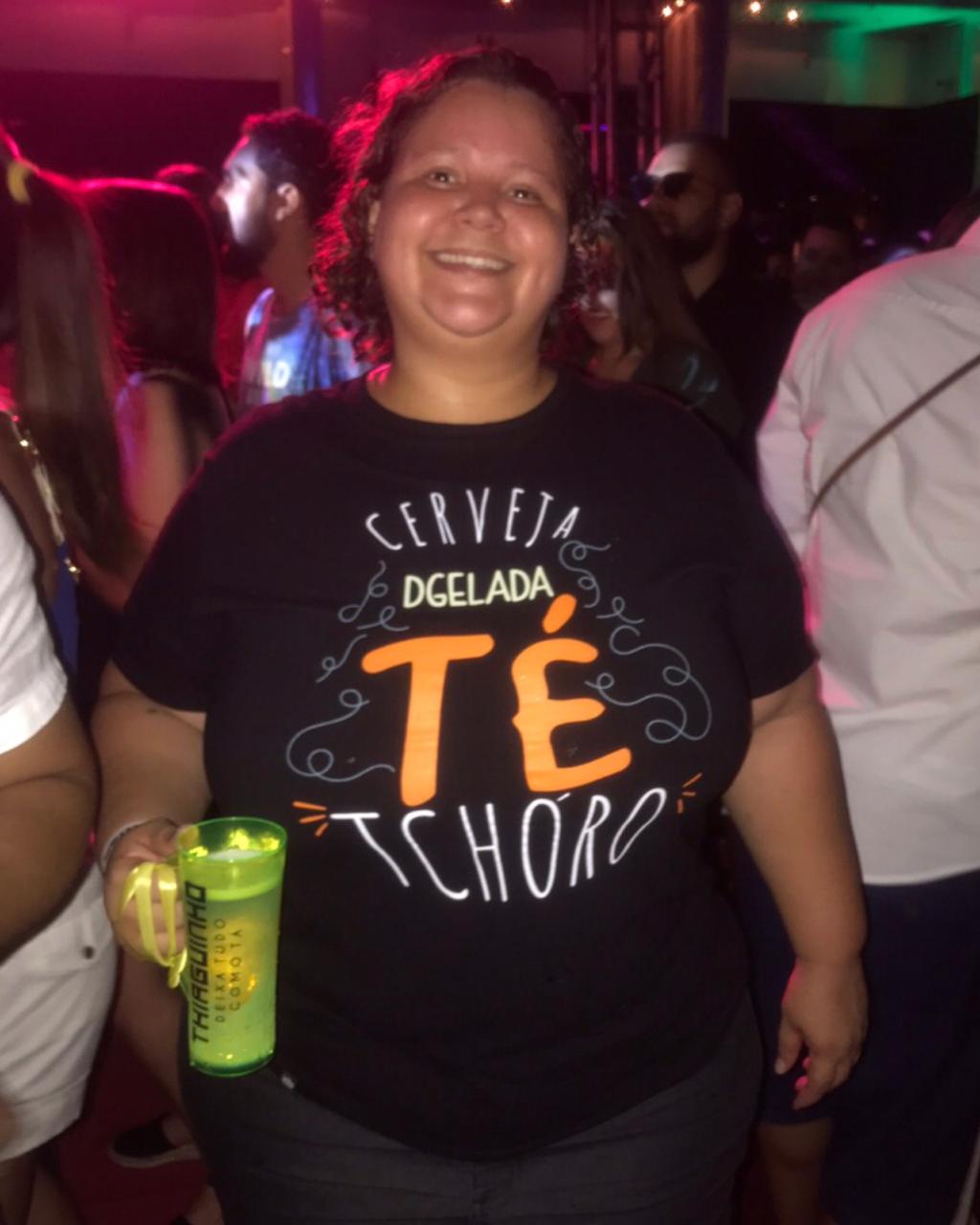 Empreendedora, ela largou a sala de aula para ser motorista de aplicativo e vender camisetas