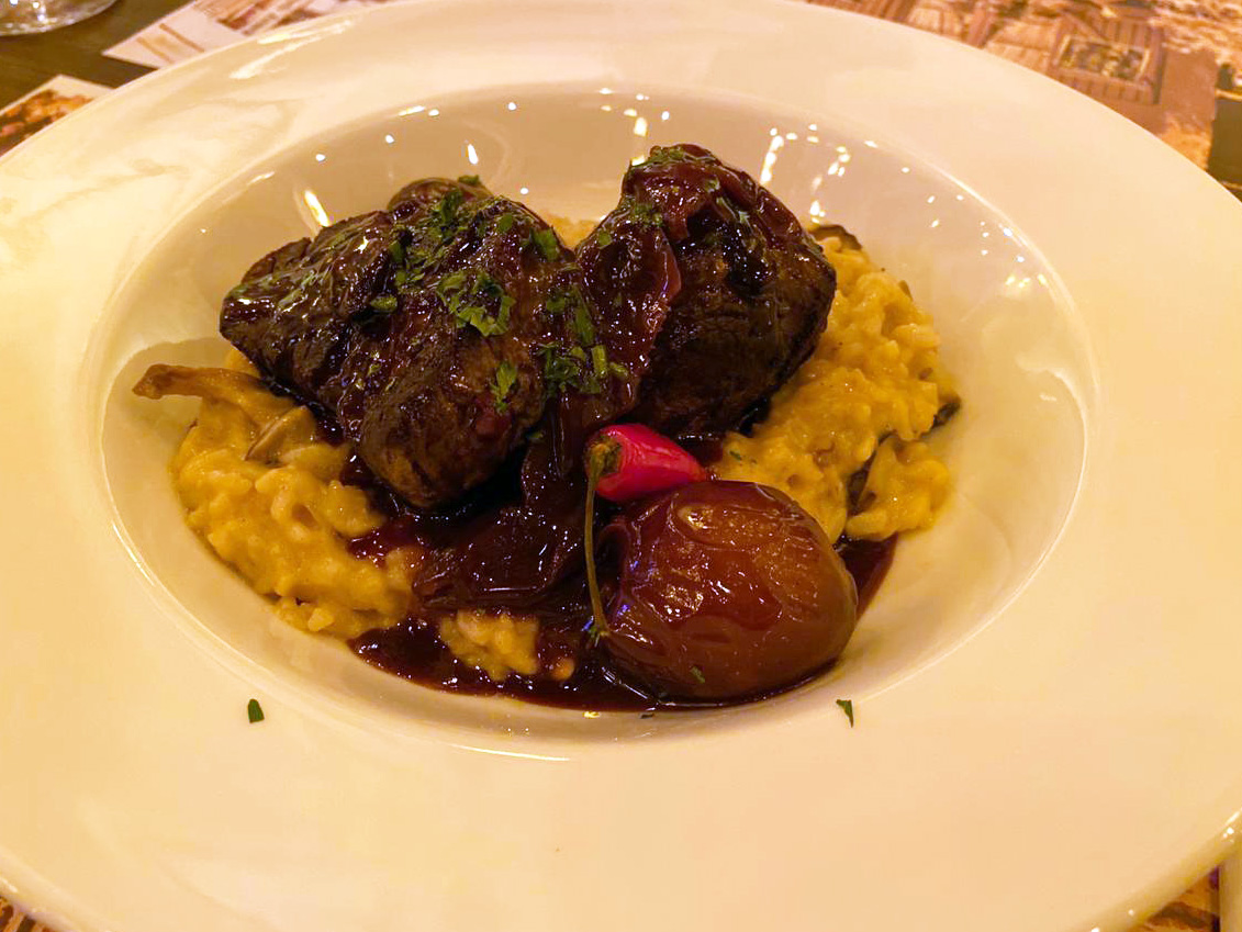 O prato Dalton Vigh &eacute; um risoto de cogumelos, finalizado com azeite trufado e acompanha medalh&otilde;es ao molho de vinho tinto, cebolas e bacon