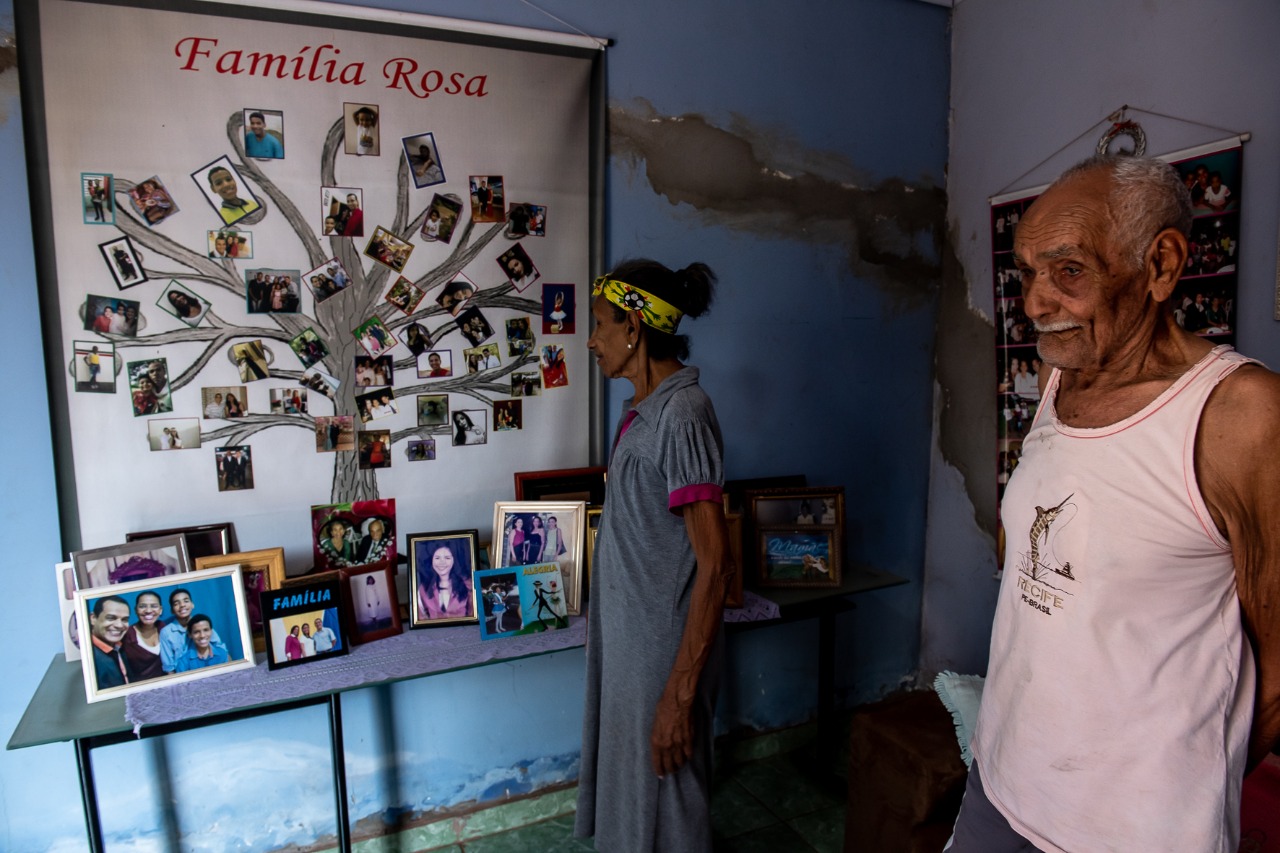 Casal de Bonsucesso mostra &iuml;&iquest;&frac12;rvore geneal&iuml;&iquest;&frac12;gica dos filhos e netos instalada na parede de casa