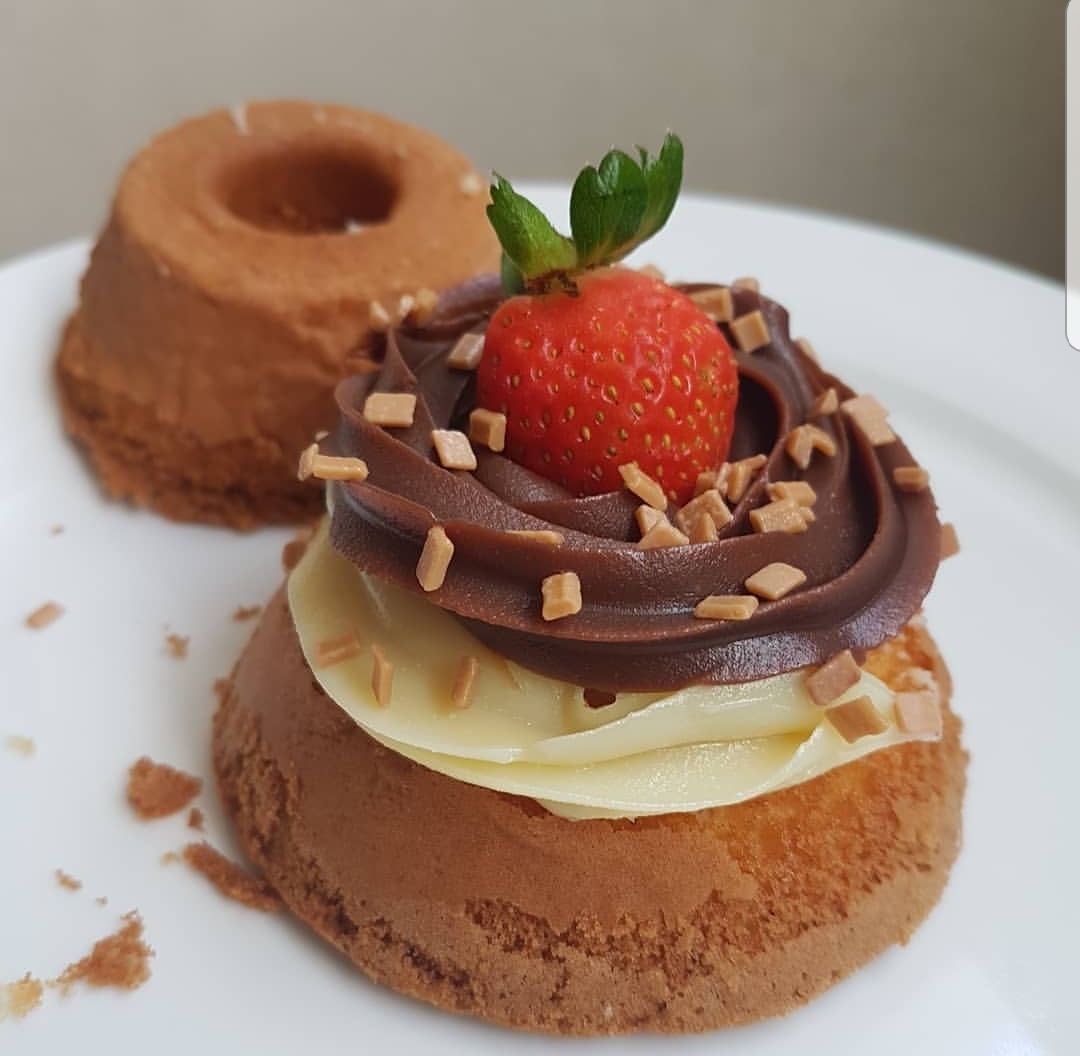Pequenos bolos s&iuml;&iquest;&frac12;o vendidos com decora&iuml;&iquest;&frac12;es de creme e fruta