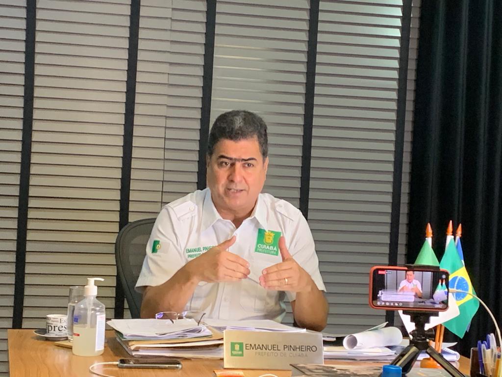 Emanuel Pinheiro durante Live