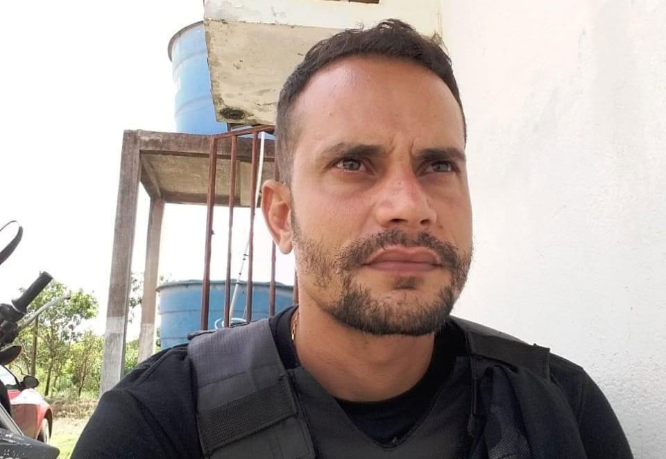 O soldado Azevedo, da intelig&iuml;&iquest;&frac12;ncia da 21&iuml;&iquest;&frac12; Companhia Independentemente da Pol&iuml;&iquest;&frac12;cia Militar foi baleado e morreu