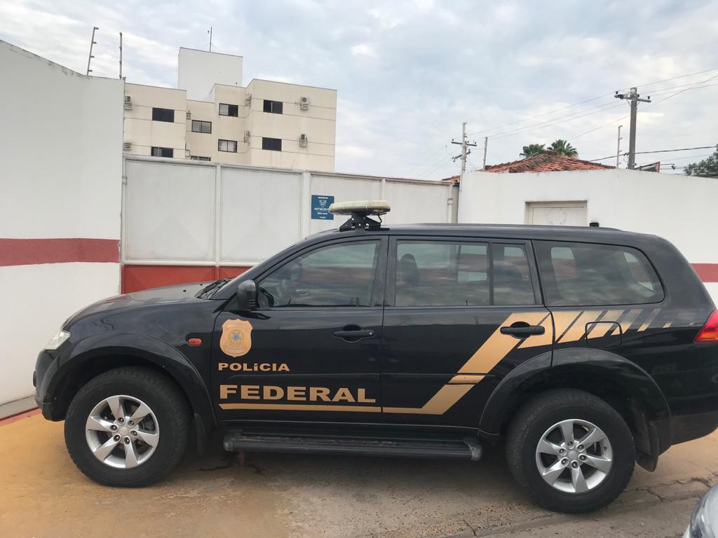 Agentes da PF na empresa Protege Energia, no Jardim Calif&iuml;&iquest;&frac12;rnia, em Cuiab&iuml;&iquest;&frac12;