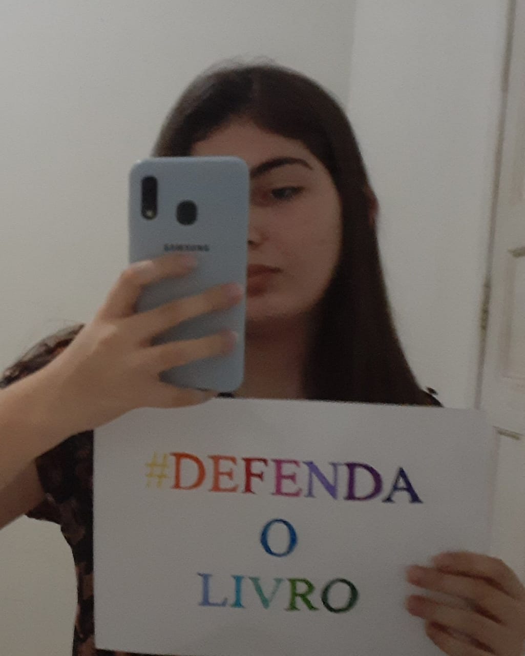 Jovem universit�ria Julia Marina Bortolani - abaixo assinado livros
