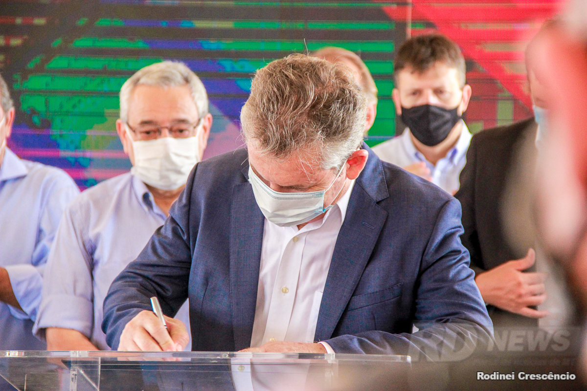 Momento em que governador Mauro Mendes assina ordem de servi&iuml;&iquest;&frac12;o para retomar obra do Hospital Julio Muller. Mauro aproveitou para alfinetar Taques
