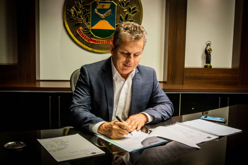 Mauro Mendes assina