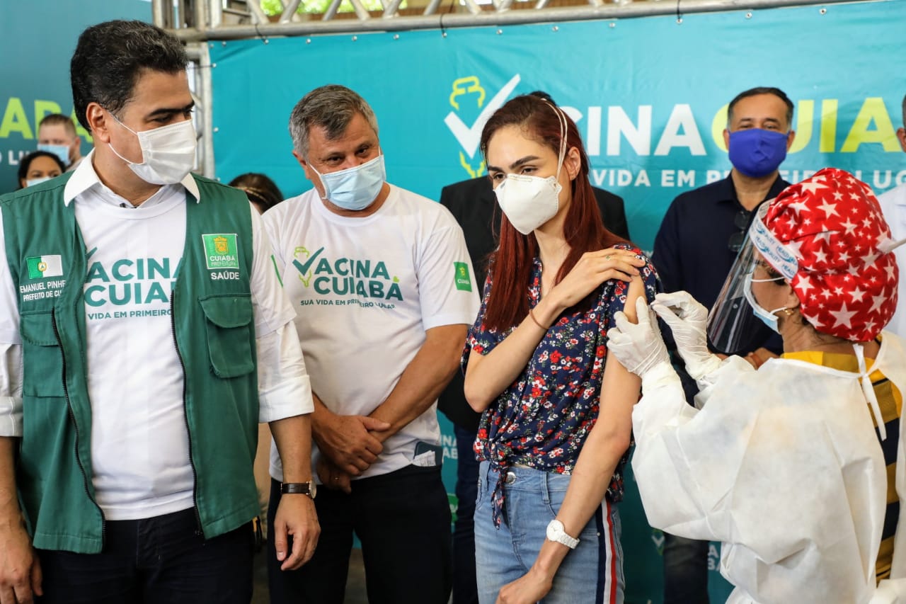 Emanuel Pinheiro durante vacina��o contra Covid-19