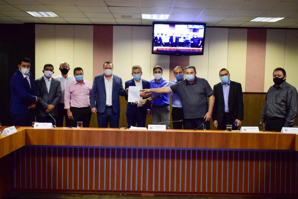 Governador apresenta a deputados estaduais projeto para custeio de internet e compra de computadores para professores