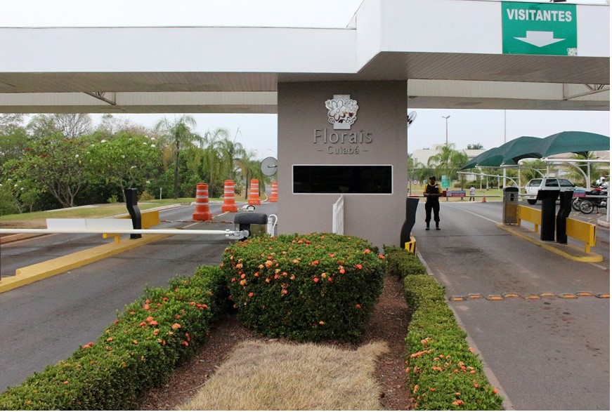 Condom&iuml;&iquest;&frac12;nio Florais - entrada - fachada