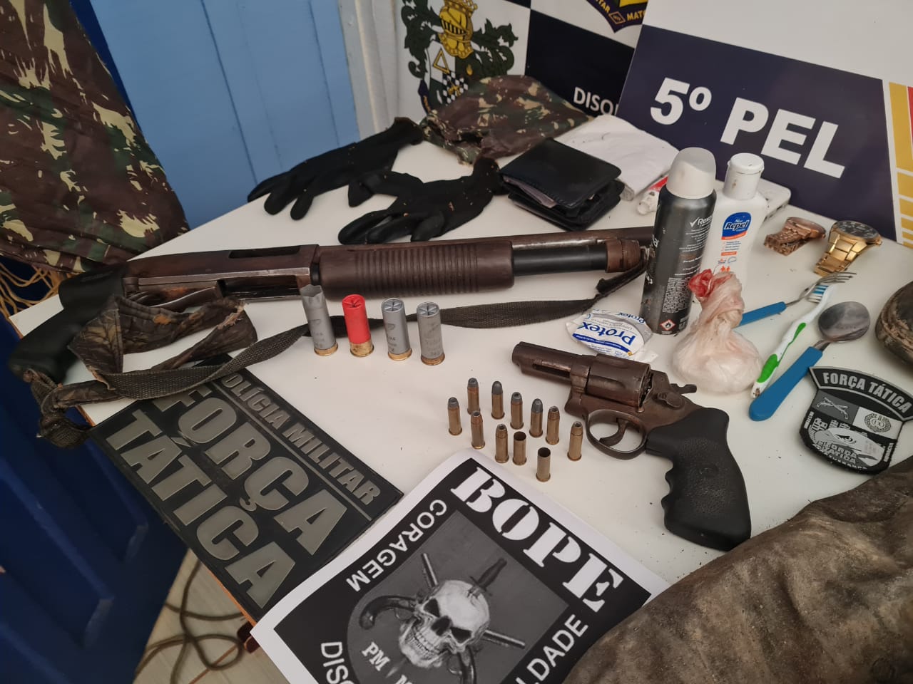 Dinheiro e armas apreendidas com suspeitos mortos