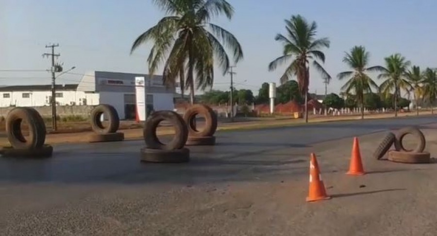 Manifestantes colocam pneus em pista de Lucas do Rio Verde