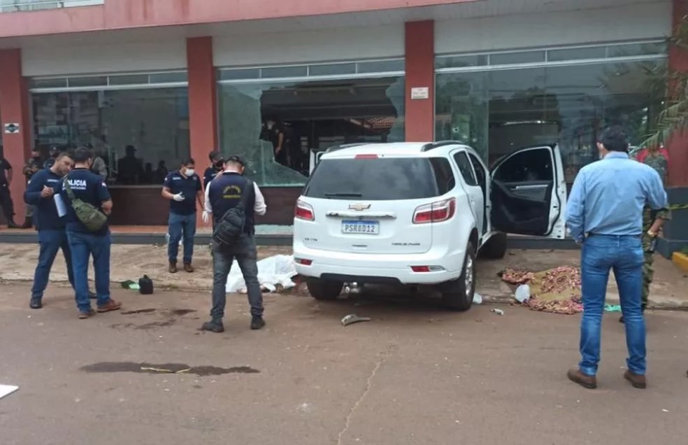 Carro em que as v�timas estavam na fronteira com o Paraguai - assinato