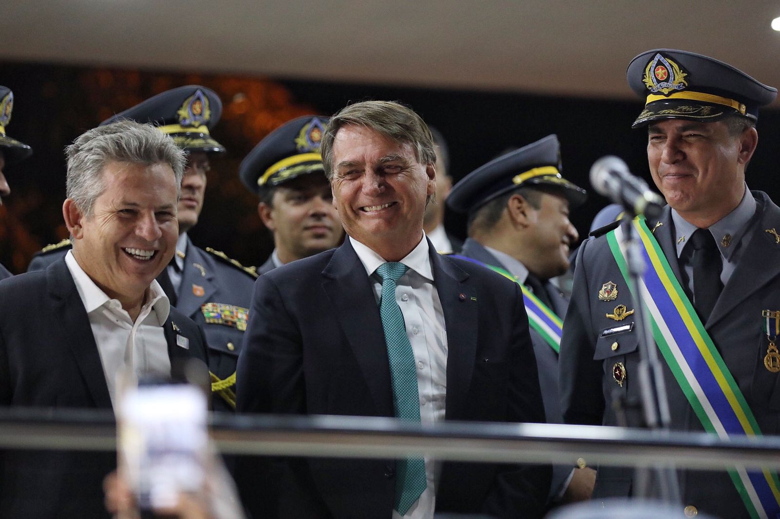 Presidente Jair Bolsonaro, ao lado do governador Mauro Mendes, participa da solenidade de formatura de pms