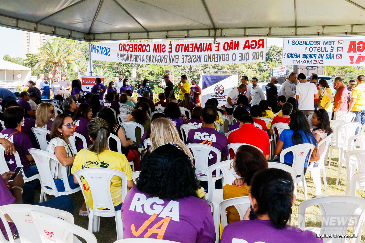servidores fazem protesto e cobram pagamento da RGA