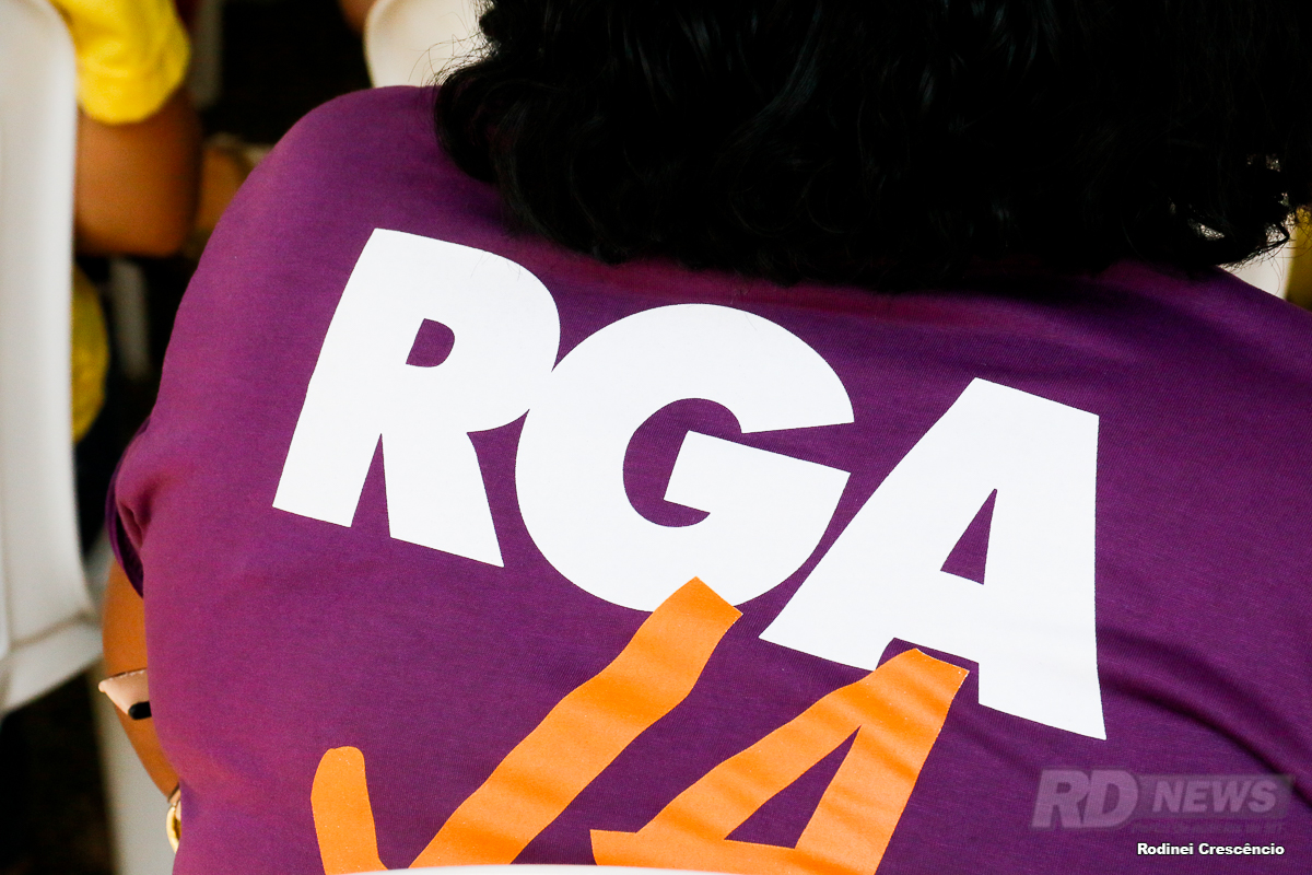 servidores fazem protesto e cobram pagamento da RGA