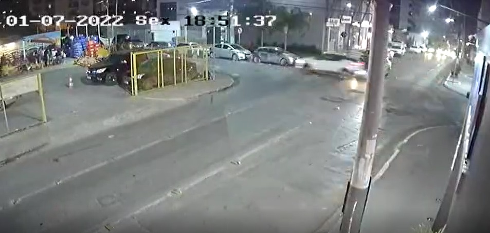Carro invade contramao - Paccola