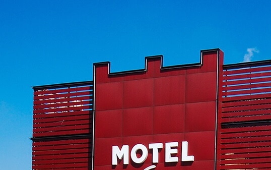 Homem se recusa a pagar a conta em motel